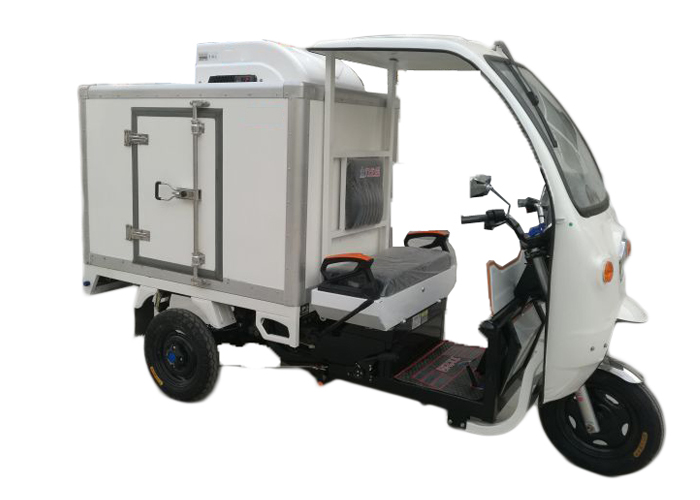 Caja refrigerada de triciclo con motor de tres ruedas con todos los kits de paneles sándwich aislados FRP / GRP cerrados y unidades de refrigeración
