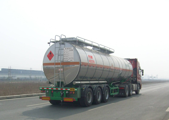 Semirremolque con tanque de acero al carbono aislado 43500L con 3 ejes para aceite de palma
