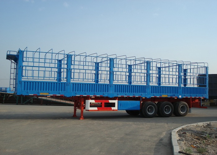 Remolque lateral abatible de 13 m y 3 ejes con pared lateral y valla de carga para cargamentos voluminosos, semirremolque con plataforma